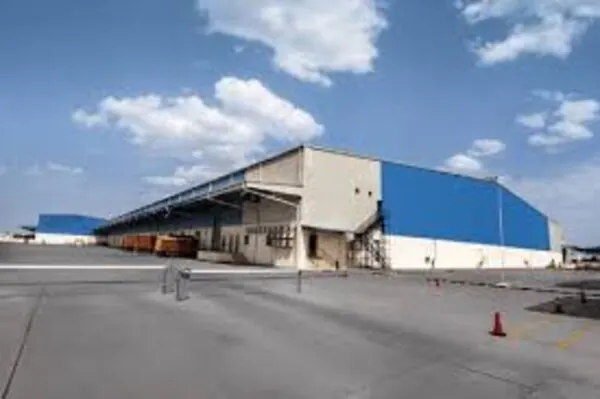 Distribution centre with truck loading bays